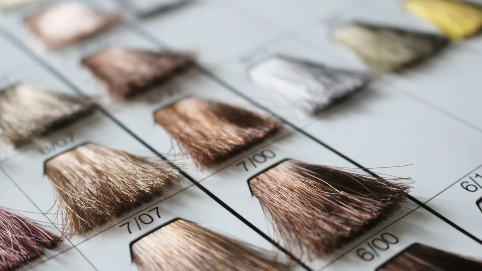 50代女性の白髪が増える原因